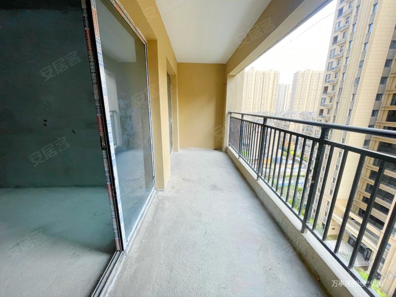 急售绿地峰辉品质次新小区临地铁毛坯三室满二看房方便