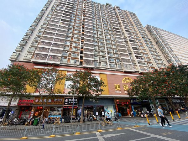 深圳龙华清湖宝华大厦龙华书城 文体中心旁,精装3房,很漂亮房子保养得