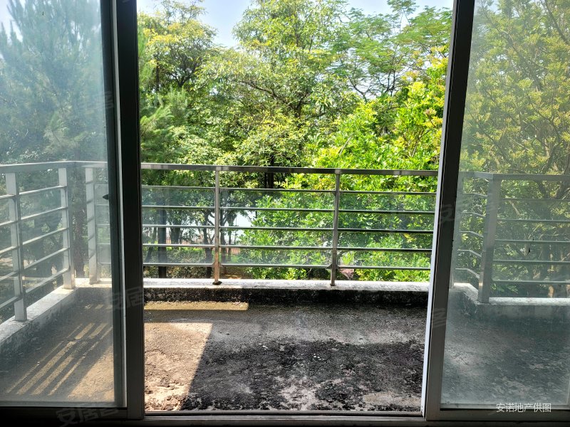 松湖花园5室2厅3卫213.46㎡南北1450万