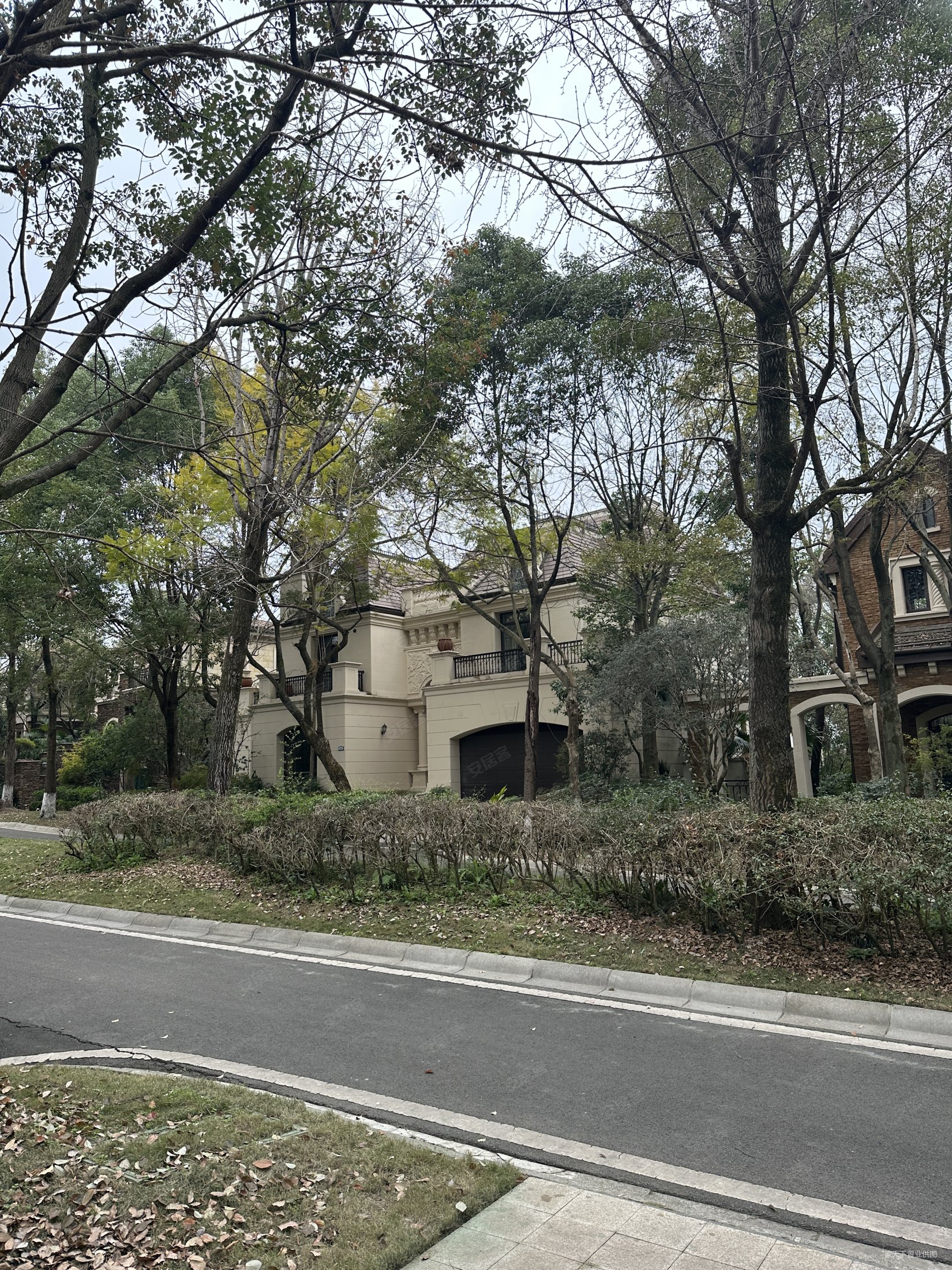 保利拉斐庄园6室3厅6卫460㎡南北999万