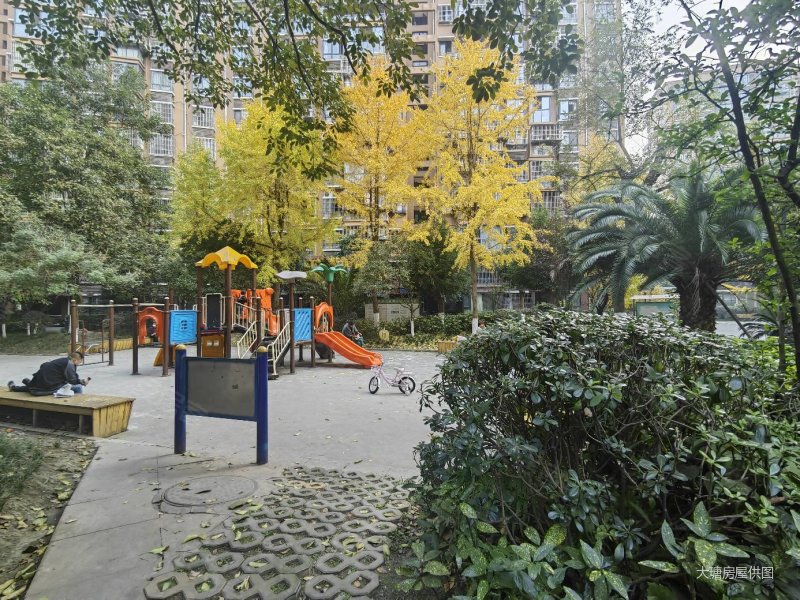 东立国际花城 精装套三 出门就是公园和商超 配套齐全 方便.