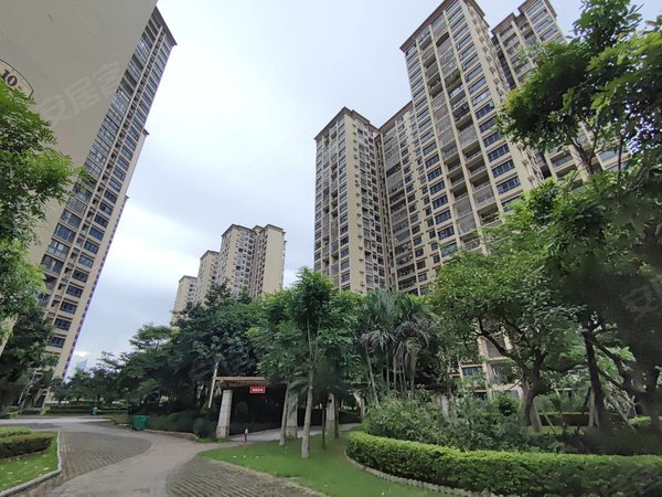 大亚湾中心区中心区中心德丰凯旋城(南区)房管局旁华冠花园,精致干净两房,物业70块定制衣柜出租房源真实图片