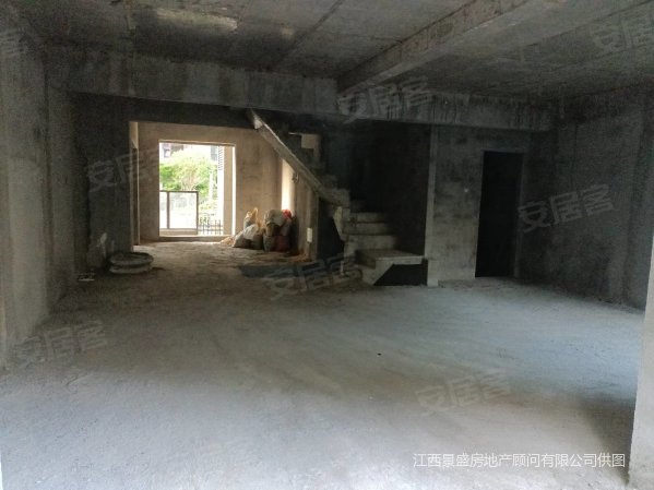 金尊府5室3厅4卫268㎡南北140万