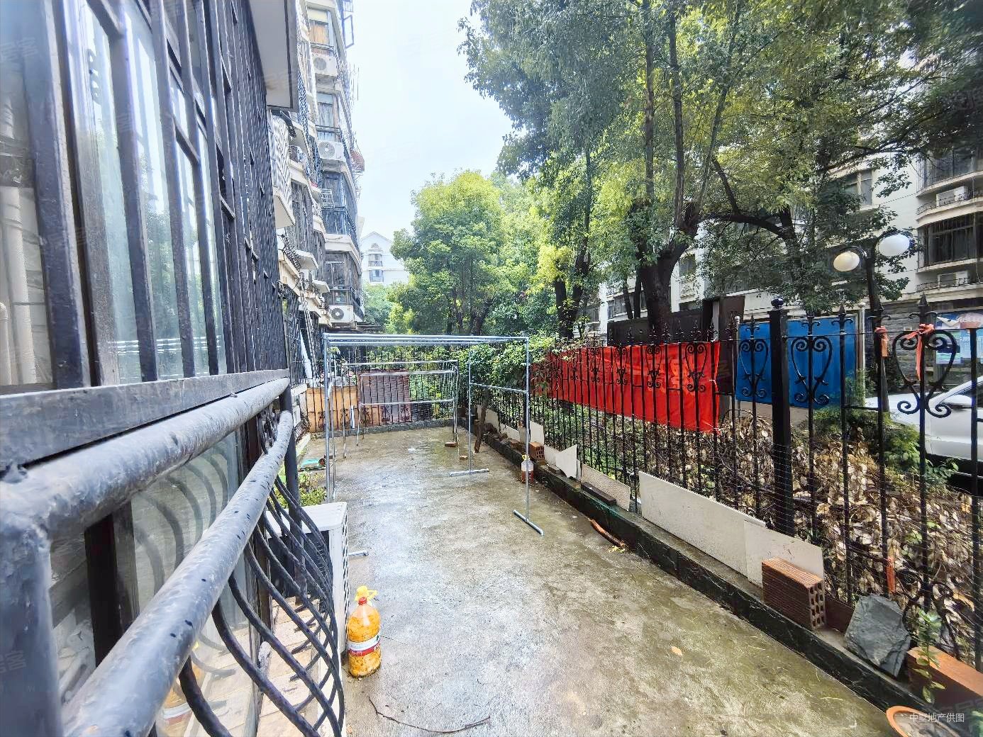 新上急售!价格好谈!海棠花园旁龙兴花园一楼带大院子大三室双卫