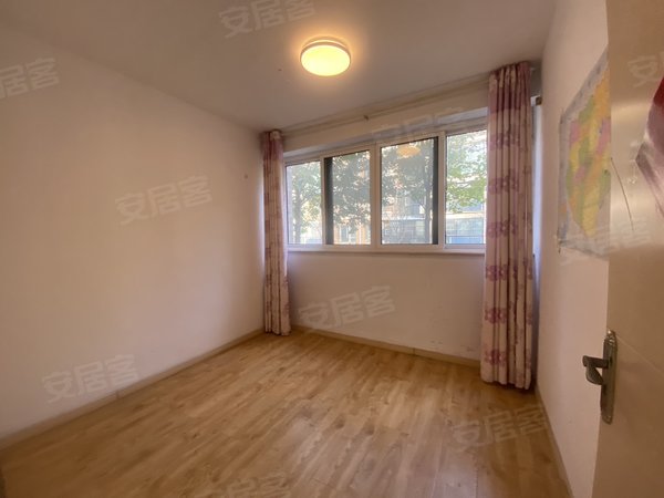 水岸豪庭多层的1楼带俩个车位加储寻找自带家具的租客