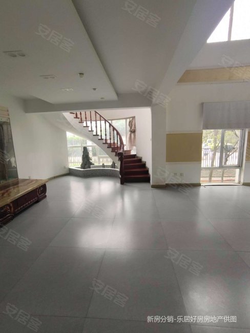 金银湖独栋别墅带超大三百多平大院子看房方便有钥匙