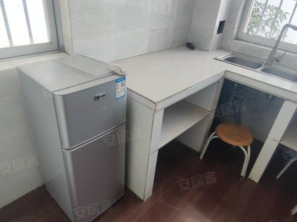 文山文山市州一中片区都市盛林州一中边上一楼两室出租,家具齐全房子干净出租房源真实图片
