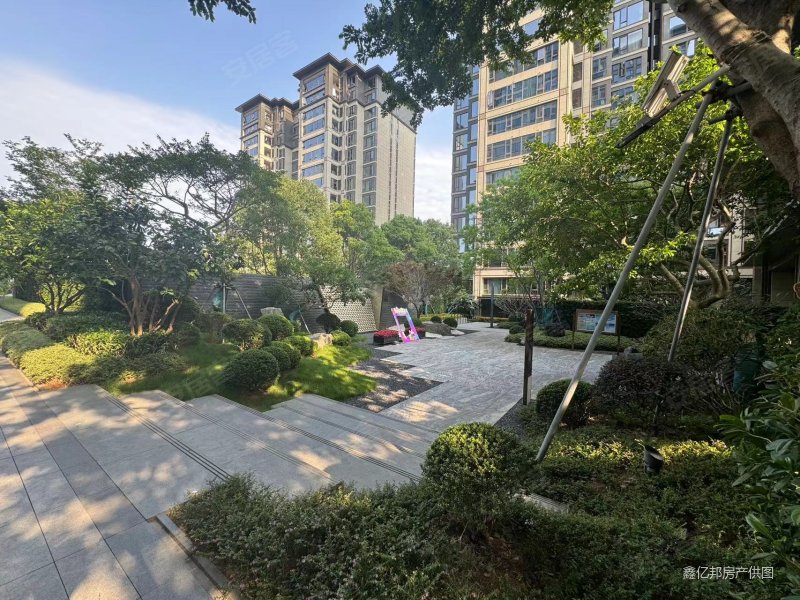 中骏天宸 豪装5房4卫 前后看中庭 一梯一户 带车位两个