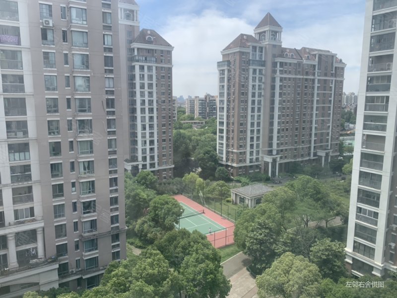 欧洲城 精装四房小区中间位置 中间楼层 免费停两辆车