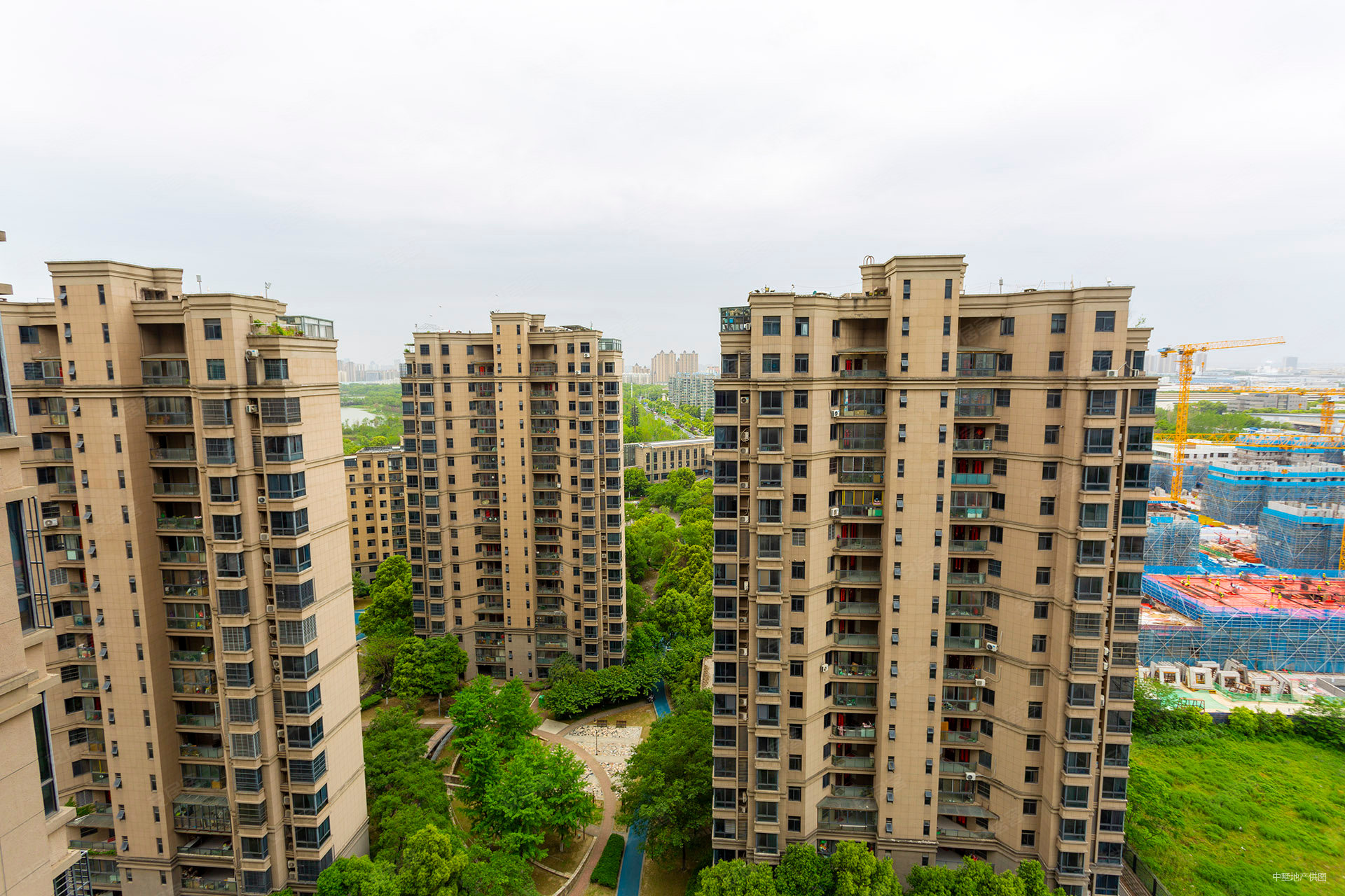 东华园小区绿化高正规商品房出行方便出门就是南艳湖