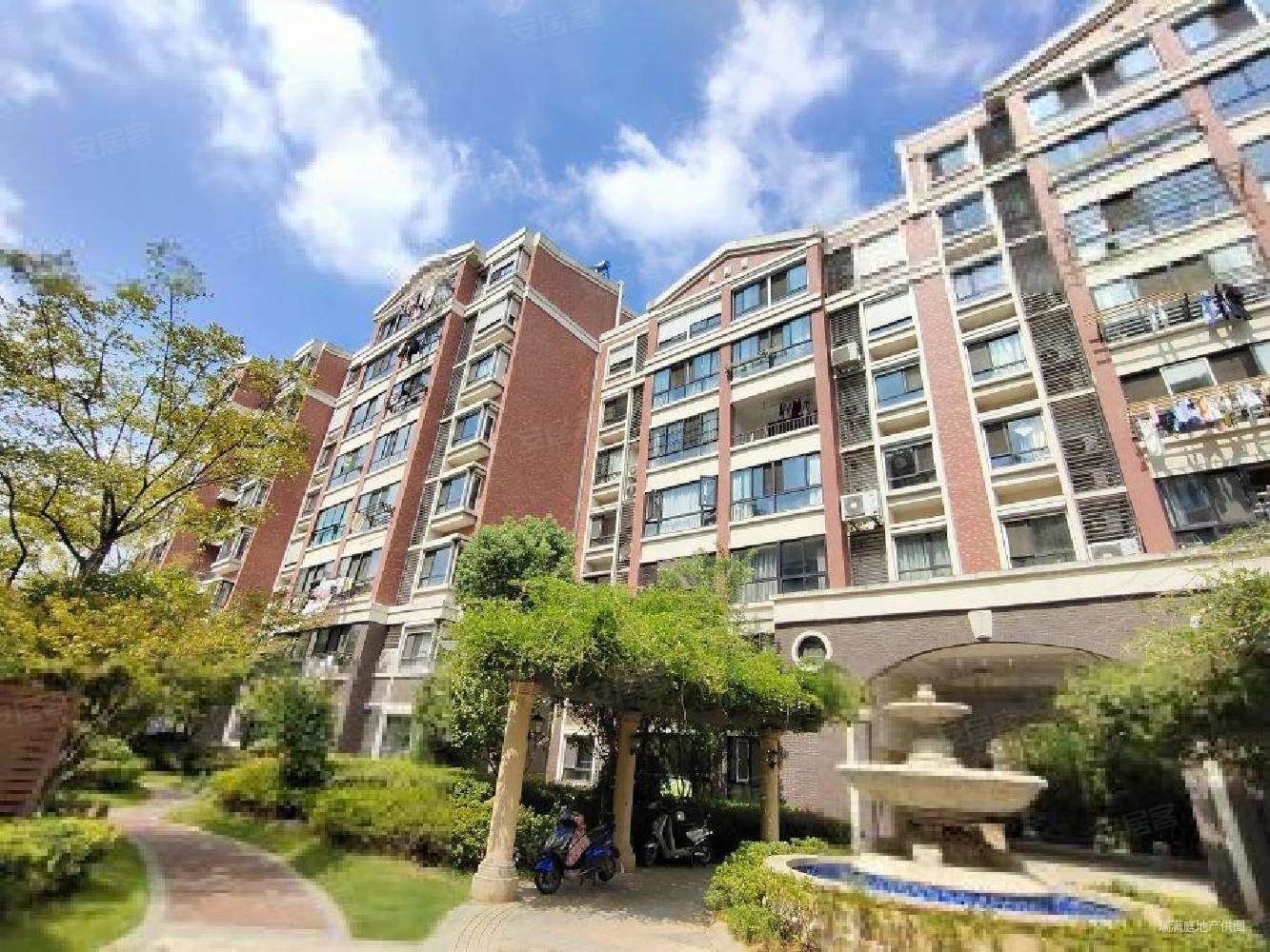 学府瑞苑4室2厅2卫139.27㎡南899万