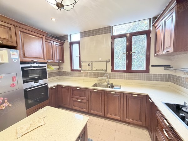 金华婺城湖海塘保集蓝郡(别墅)保集蓝郡别墅4层豪装自住会配家具实景更好看好谈出租房源真实图片