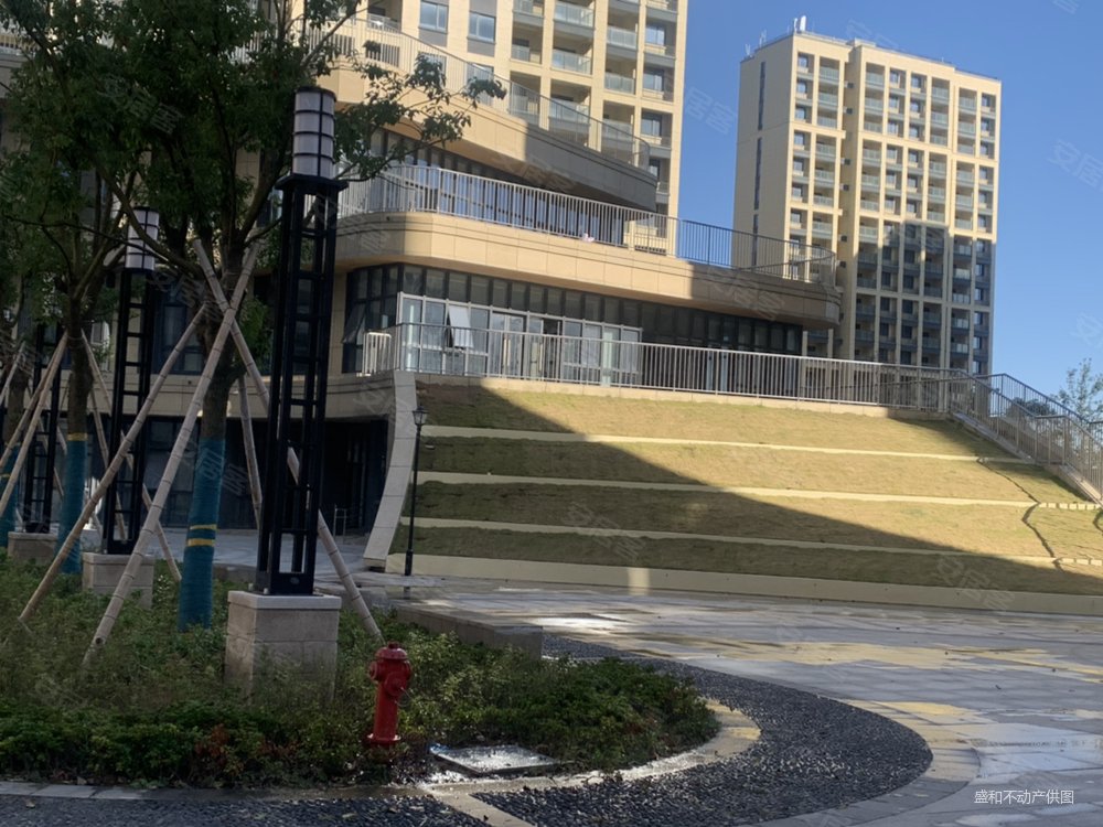 大榭 碧海蓝湾 三室 电梯 70年榭南75w 高层中庭近三线