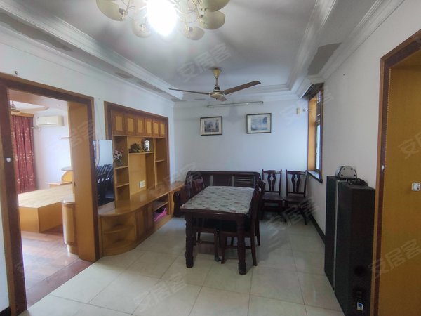 上海青浦朱家角淀湖山庄教苑东大门菜市场旁边 淀湖山庄教苑 精装三房