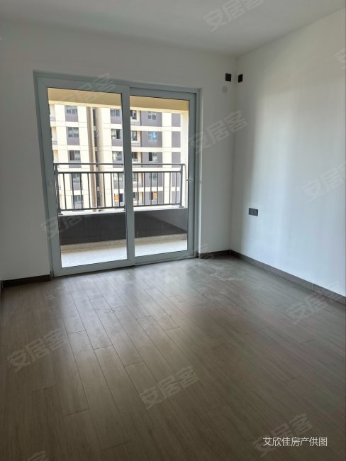 新区万科城90平米三室装修房