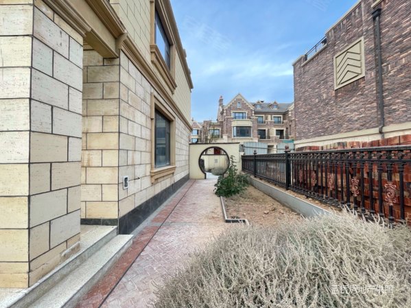 保利领秀山(别墅) 商品房 环境好 精装修 带电梯 停车方便