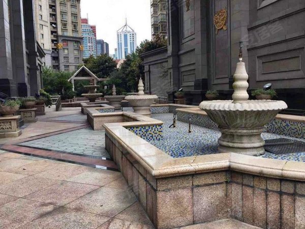 上海长宁古北皇家花园包物业发票,没中介费,有车位,近地铁,小区门口就