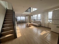 精装修loft，家具家电齐全