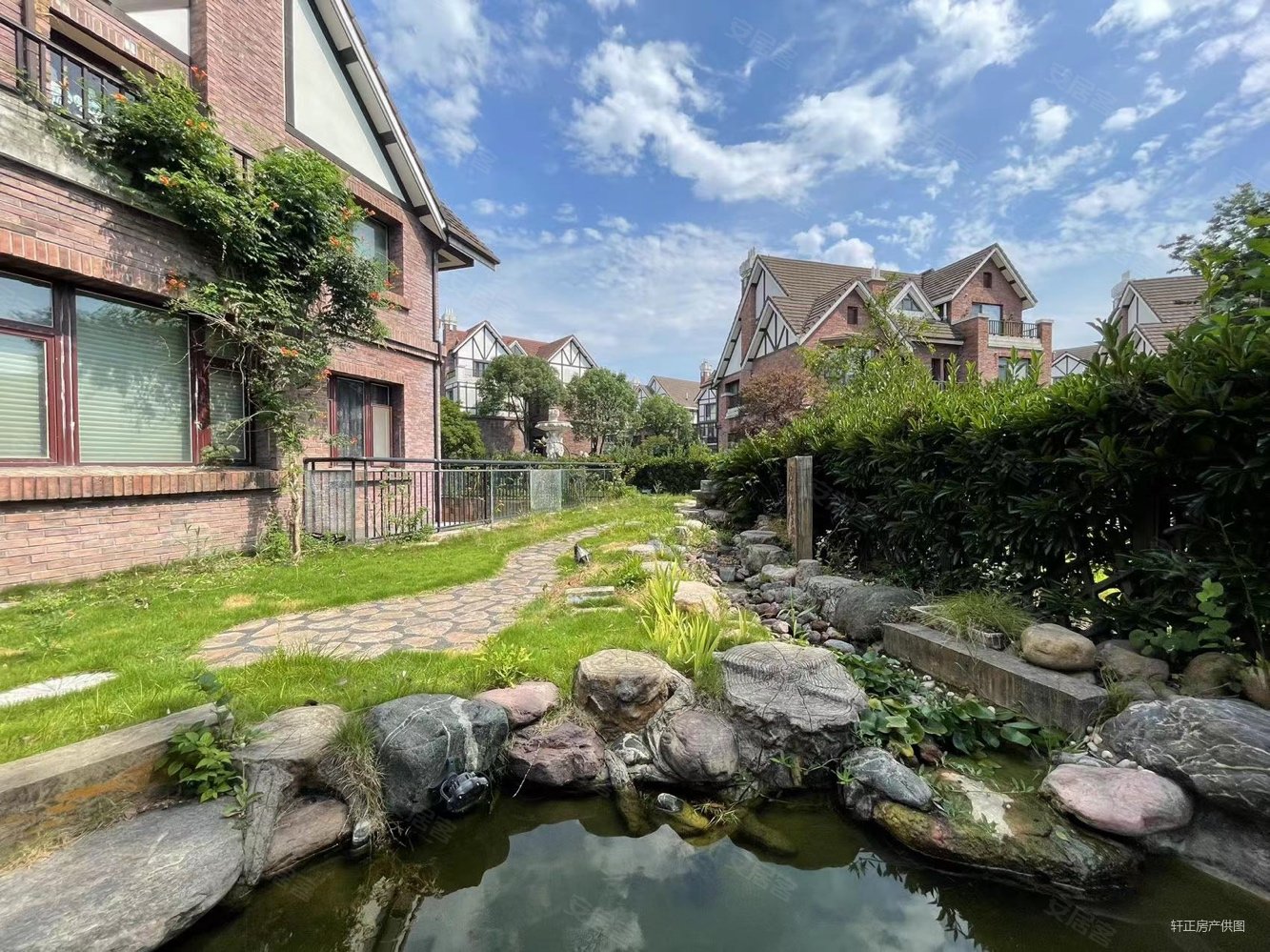 英郡小独栋精装修占地一亩左右业主现在价格调整诚心出售