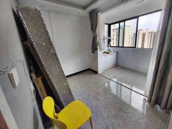 上海浦东康桥东康名苑21号线地铁口,昌硕对面,精装修两房,随时入住,看