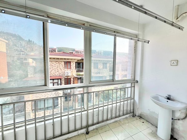 济南历下历下周边普利林景山庄(别墅)采光嘎嘎好!无中介急租!