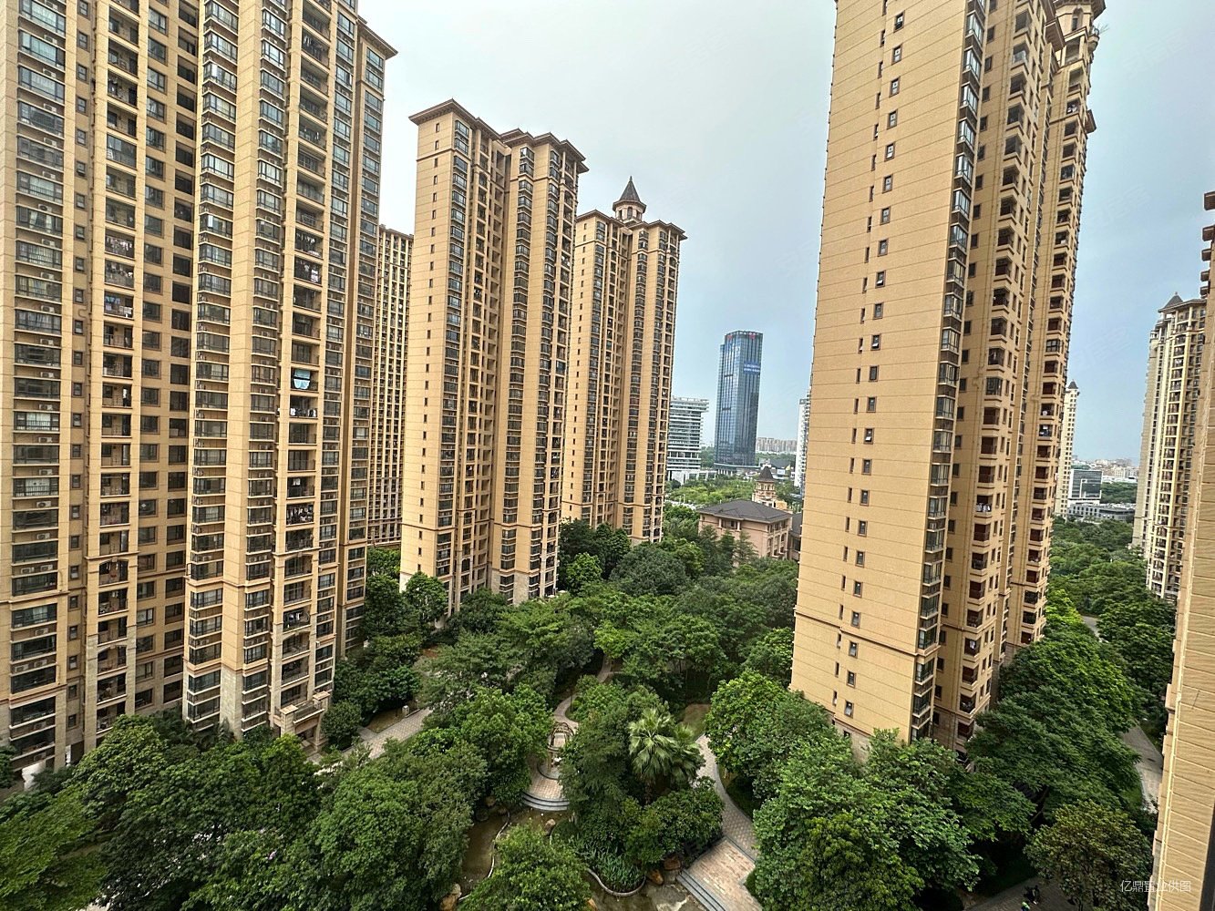 星城翠珑湾(四期)3室2厅2卫122.77㎡北380万