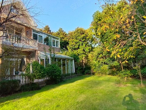 上海长宁西郊公园金虹别墅可办公可居家,龙溪路1号,位置好,看房有钥匙