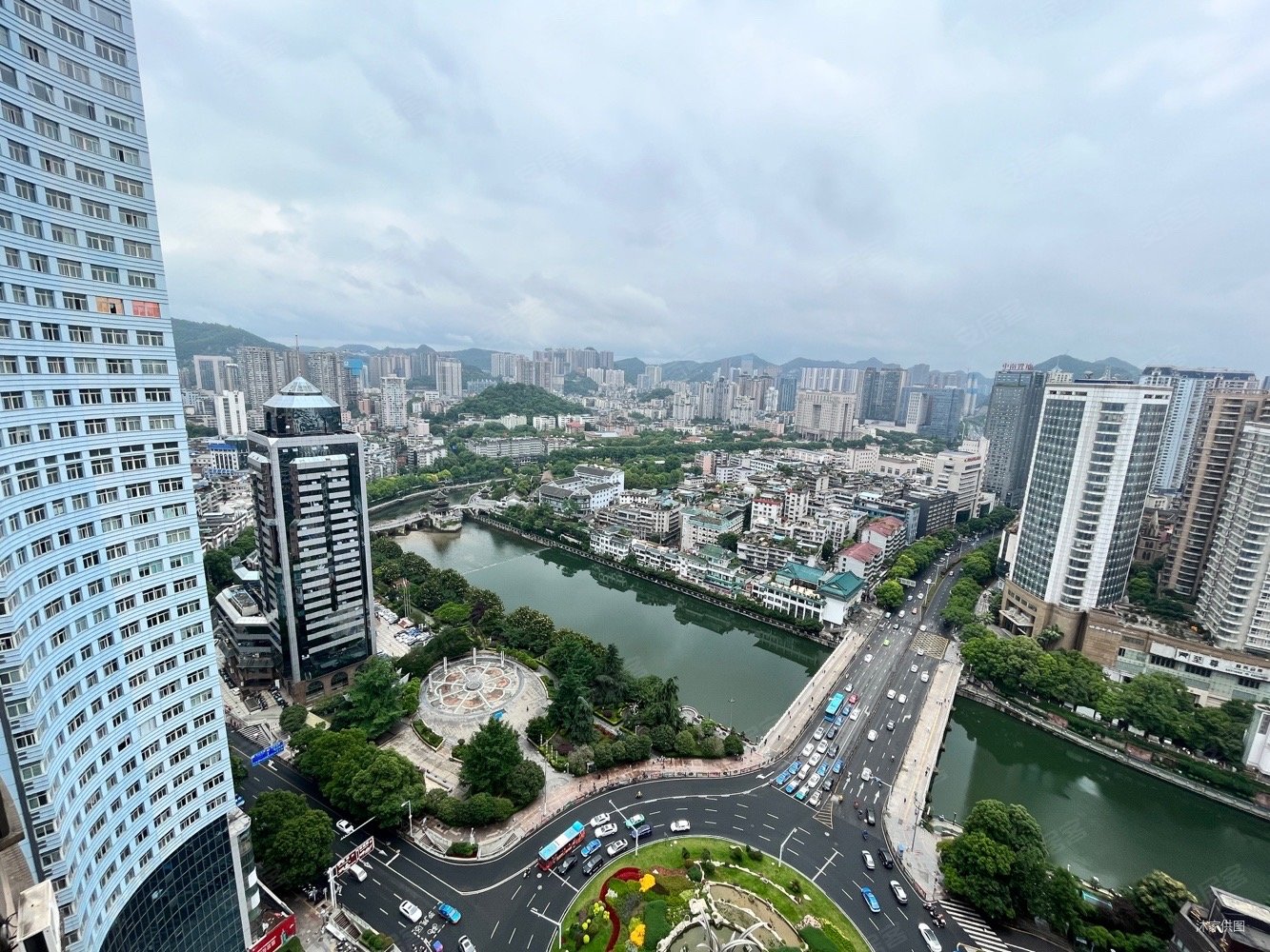 钻石广场5室3厅4卫445㎡南北350万