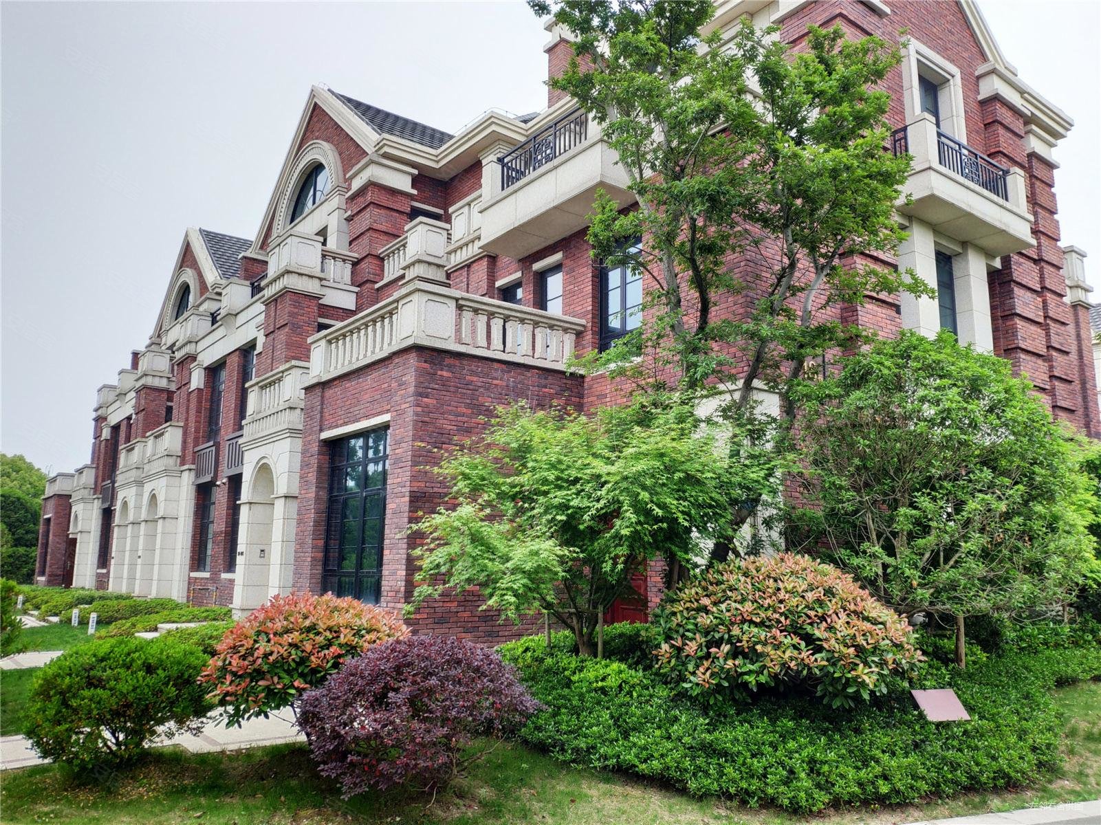 园区半岛联排别墅英伦风湖景一手现房超大花园