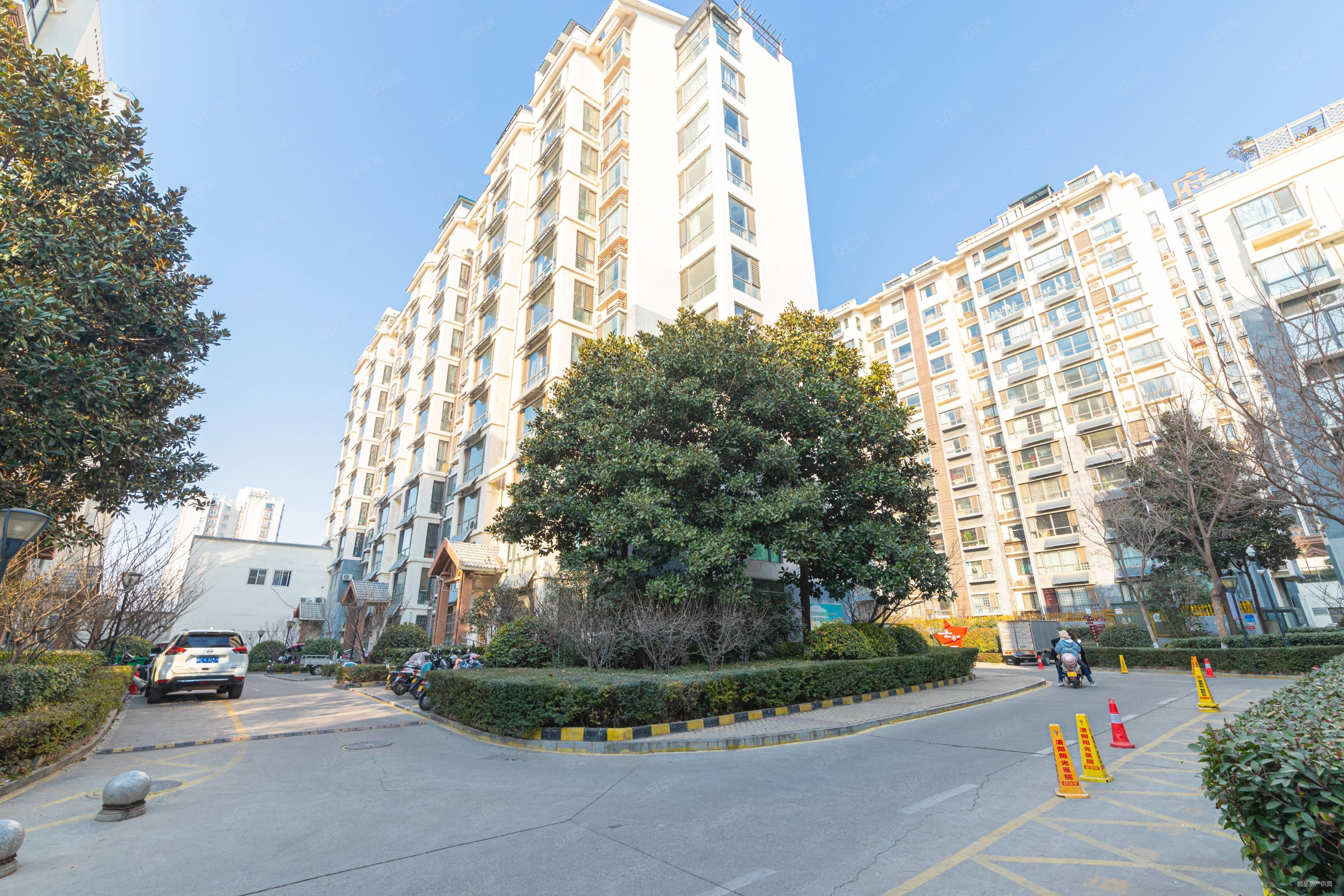 顺峰状元府邸 车位充足 商业配套成熟 板楼 有电梯 小区新