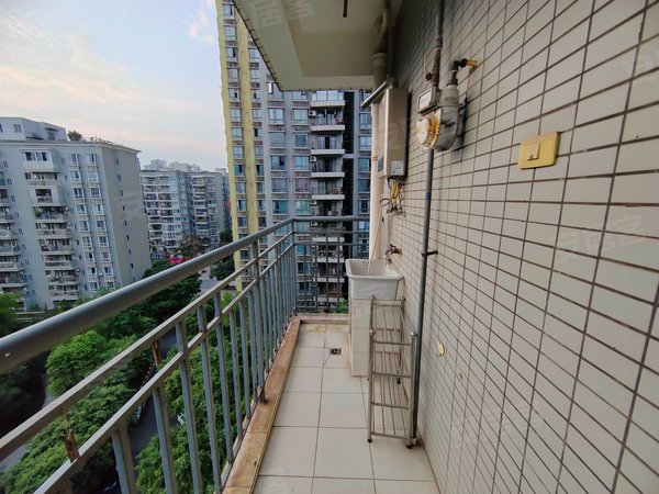 重庆南岸学府大道回龙湾小区出门美食街 挨着轻轨站 交通方便业态好