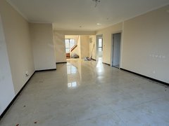 固安固安县政府新中街孔雀广场楼上叠拼，精装200平四居室空房，可直播办工！出租房源真实图片