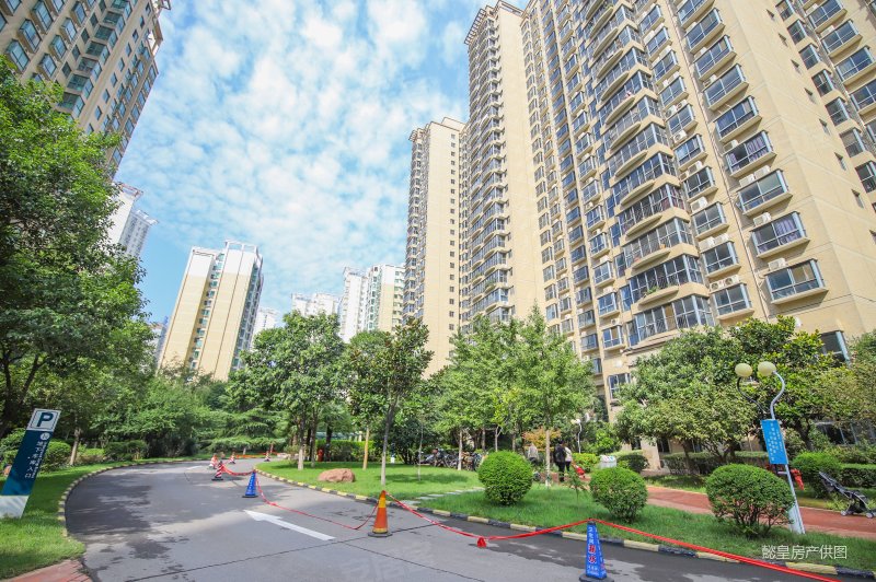 双卫格局 南北通透 带电梯 满二 超低密度 得房好 动静分离,中泰华庭