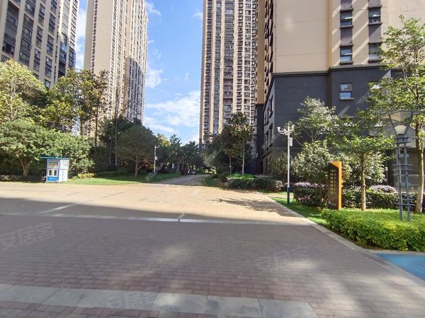 昆明呈贡市政府绿地东海岸沃尔玛旁地铁口精装修大四房随时可以看房