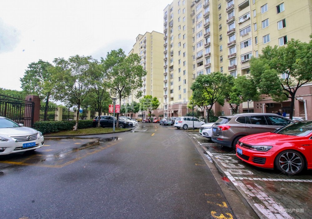 高弘家苑3室2厅2卫120.49㎡南899万