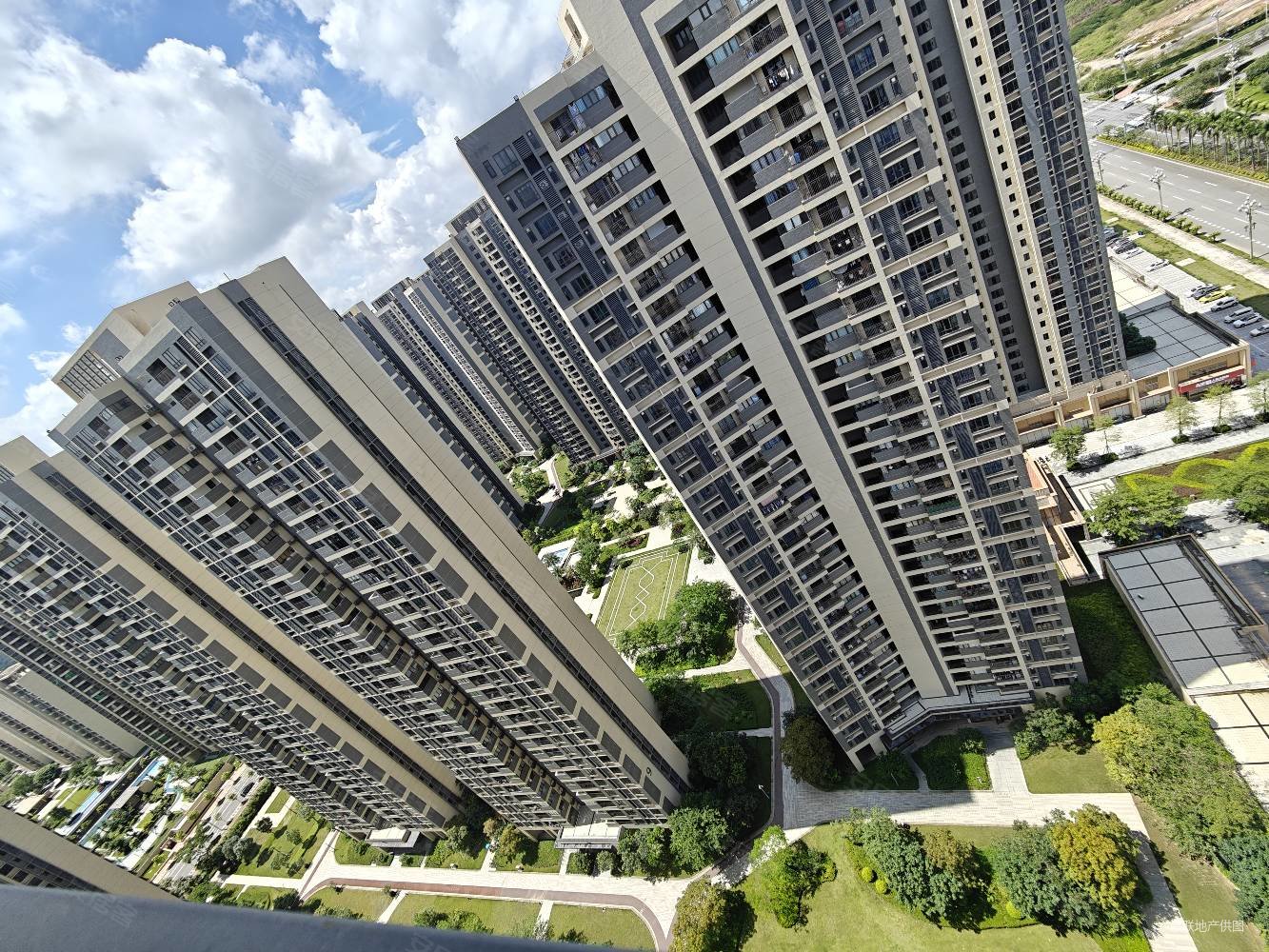 保利中央公馆3室2厅2卫103.23㎡南81万