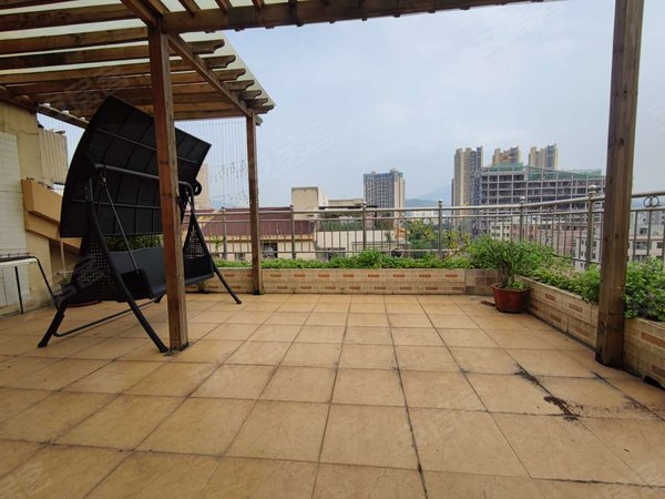 深圳龙岗横岗卓越城市中心花园14号线地铁口 高质量顶层复式 带大露台