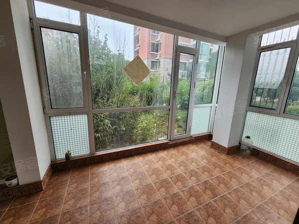 青岛崂山浮山前龙泽山庄一楼带院子 高档小区 环境好 精装空房 大客厅