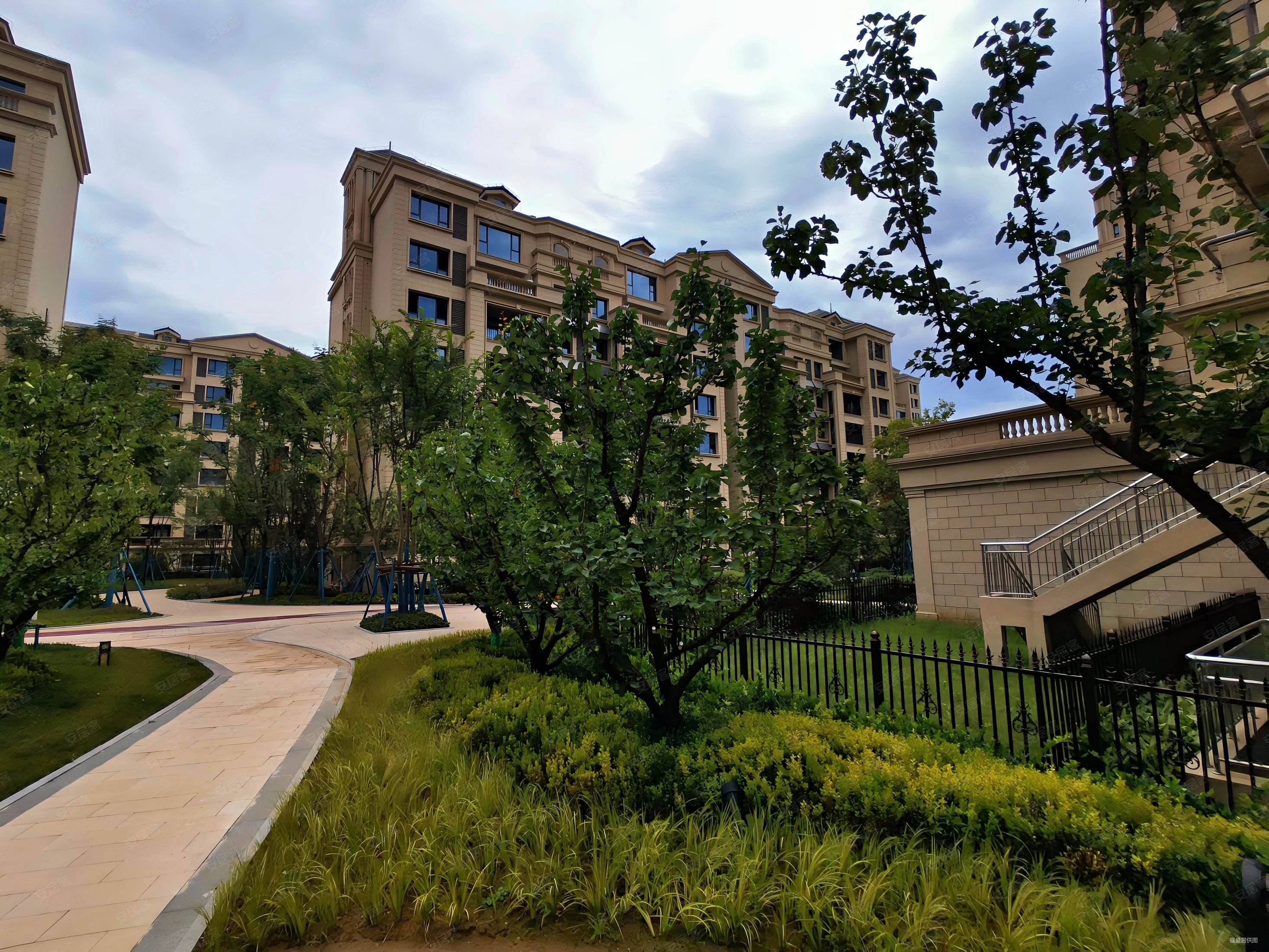 航天大道 山水美术 花园叠拼别墅 六室四厅四卫 地铁口现房,山水美树