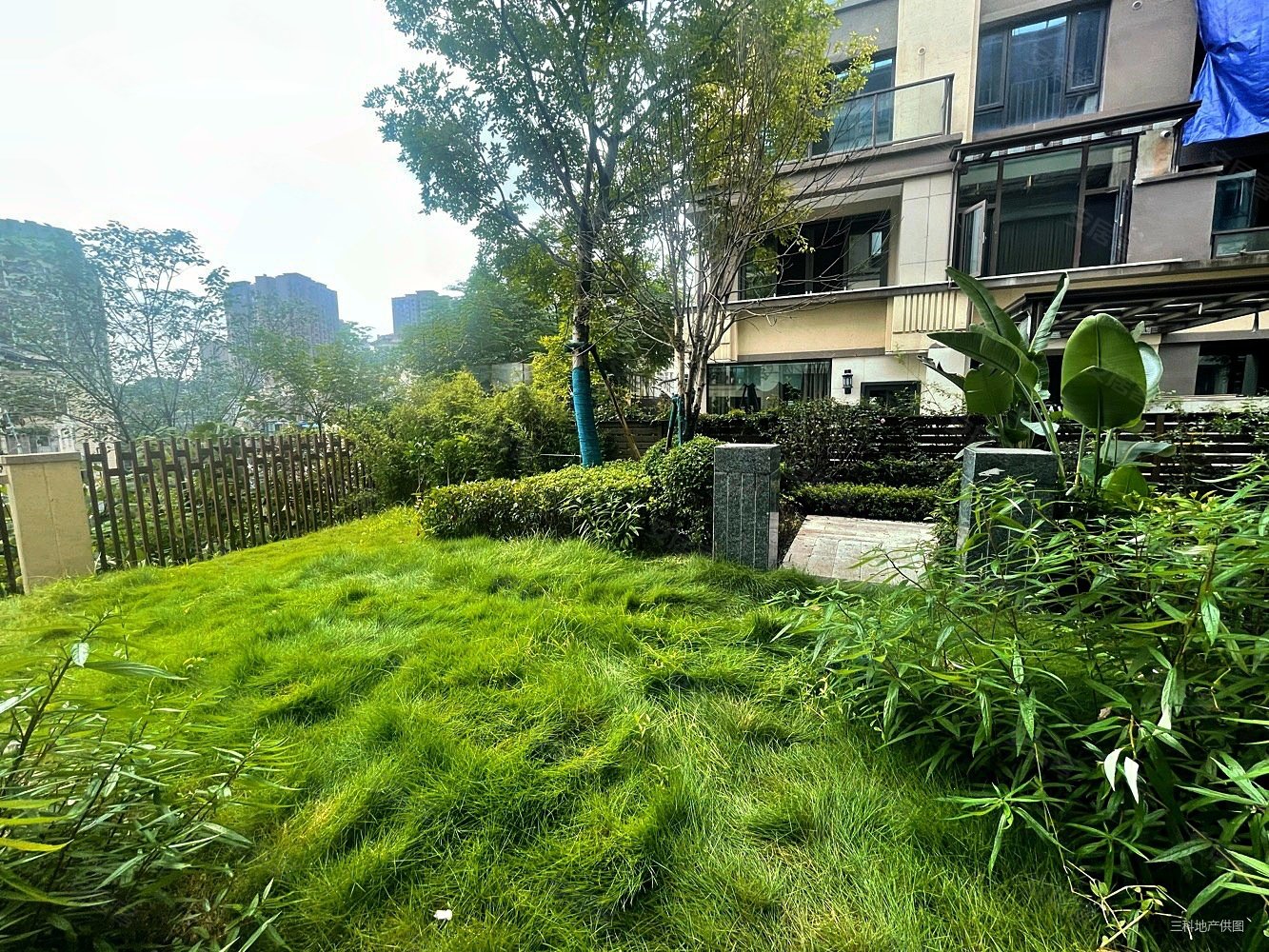 100平大花园,轻轨门口的下叠别墅,实得300多个平方,融信澜湾二手房