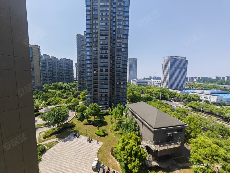 双卫格局 商圈成熟 中间楼层采光好 精装可拎包入住 欢迎来电