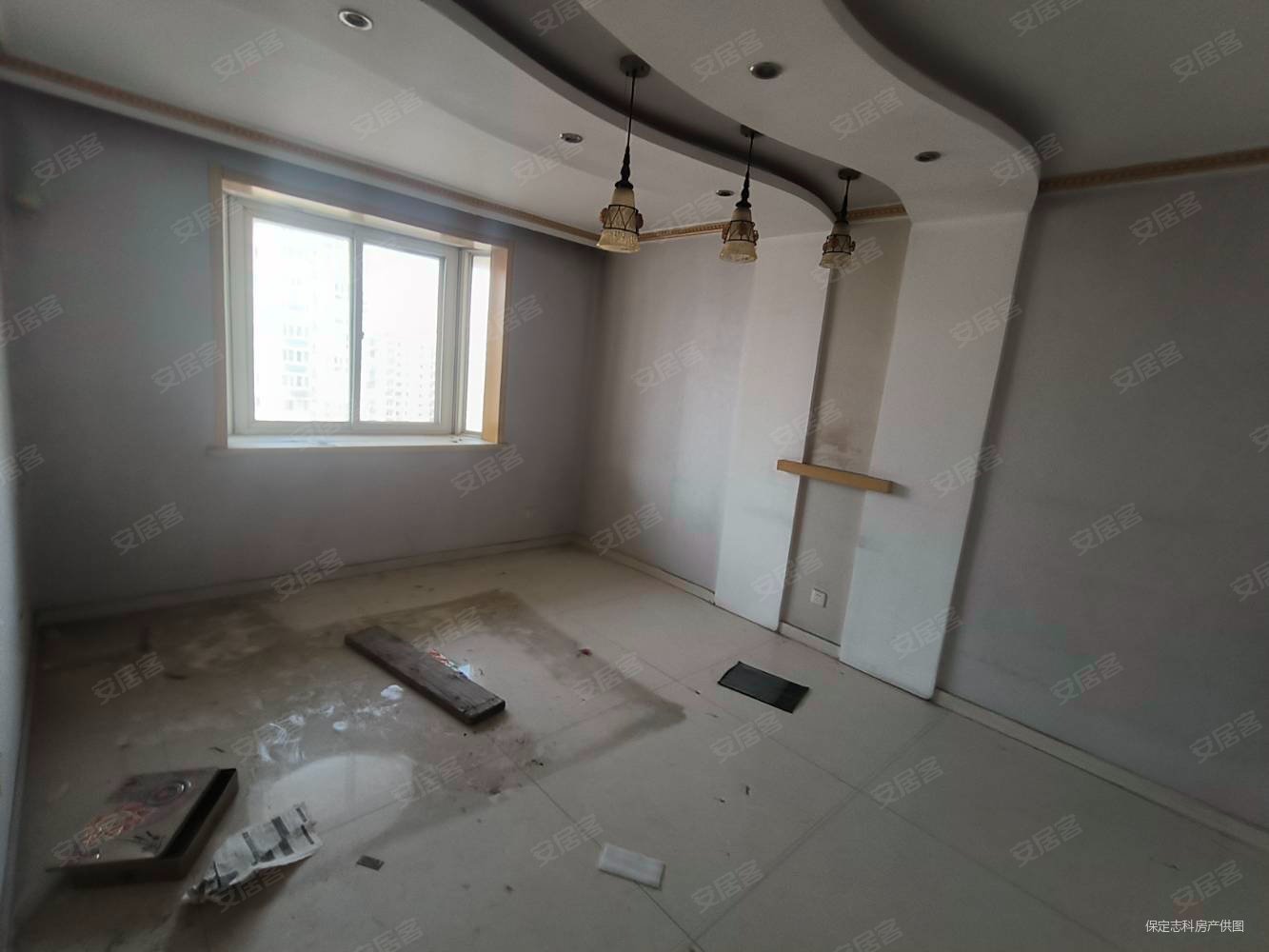 世纪华庭4室2厅3卫241㎡南北180万