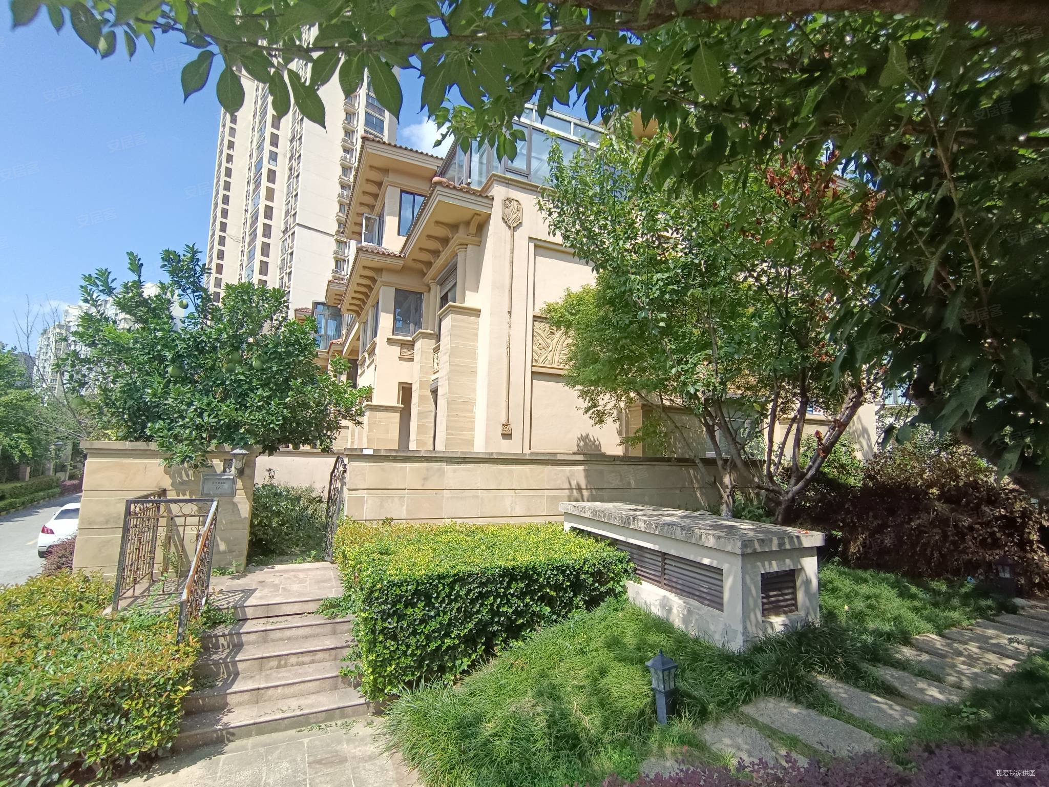 东方丽晶(别墅)5室3厅3卫232.23㎡南720万