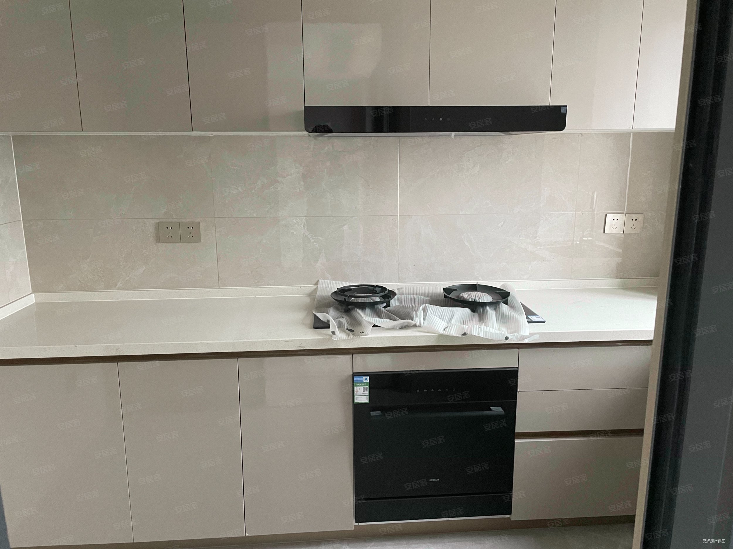 龙山名都4室2厅3卫169㎡南北285万