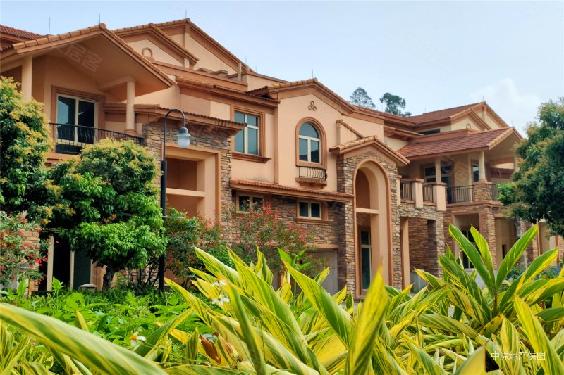 亚运城莲花山高尔夫别墅 南望高尔夫球场 与莲花山相邻 随约