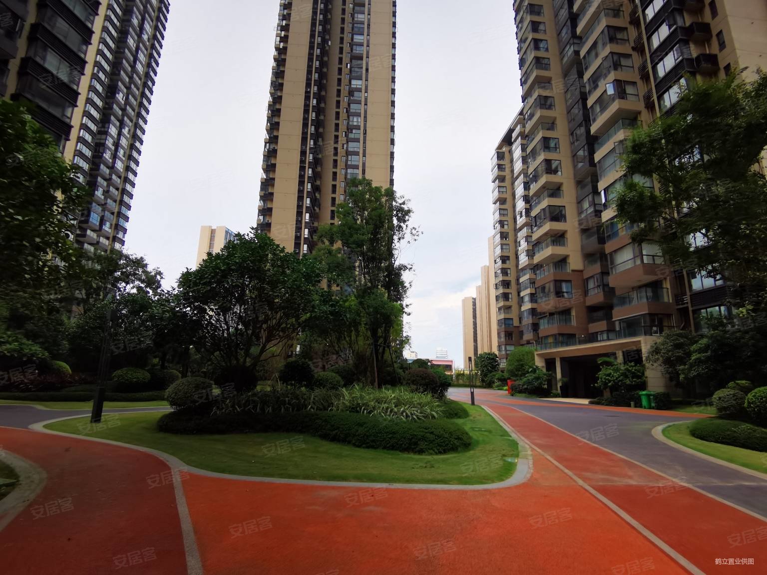 满五有证保养好新秀公园地铁口龙光水悦龙湾