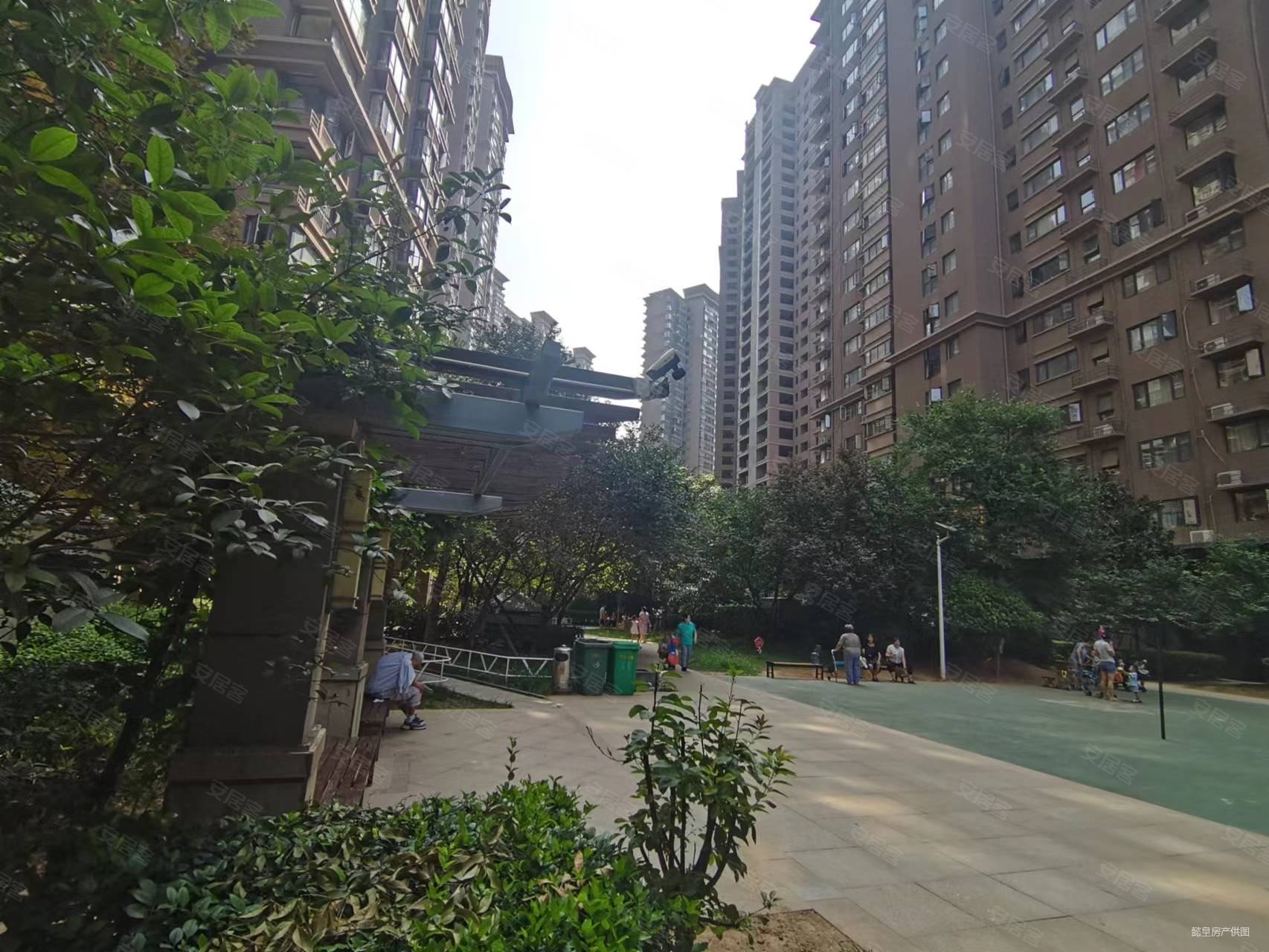 王城公园天城一品毛坯四室电梯双气南北通透