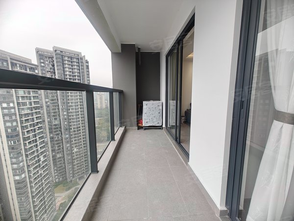 佛山顺德大良新城区美的世茂滨江壹号全新装修未住过 简约现代装修, 家私家齐全,拎包入住出租房源真实图片