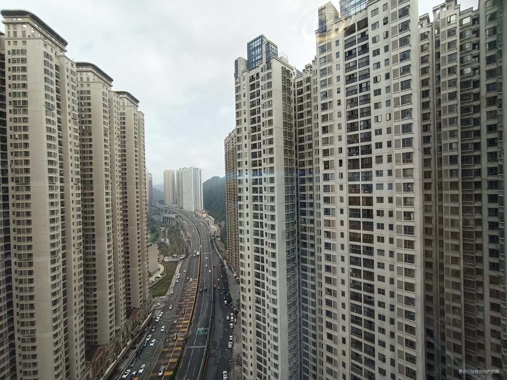 花果园v区亚太中心贵阳街近地铁精装三室双卫随时看房产权满二