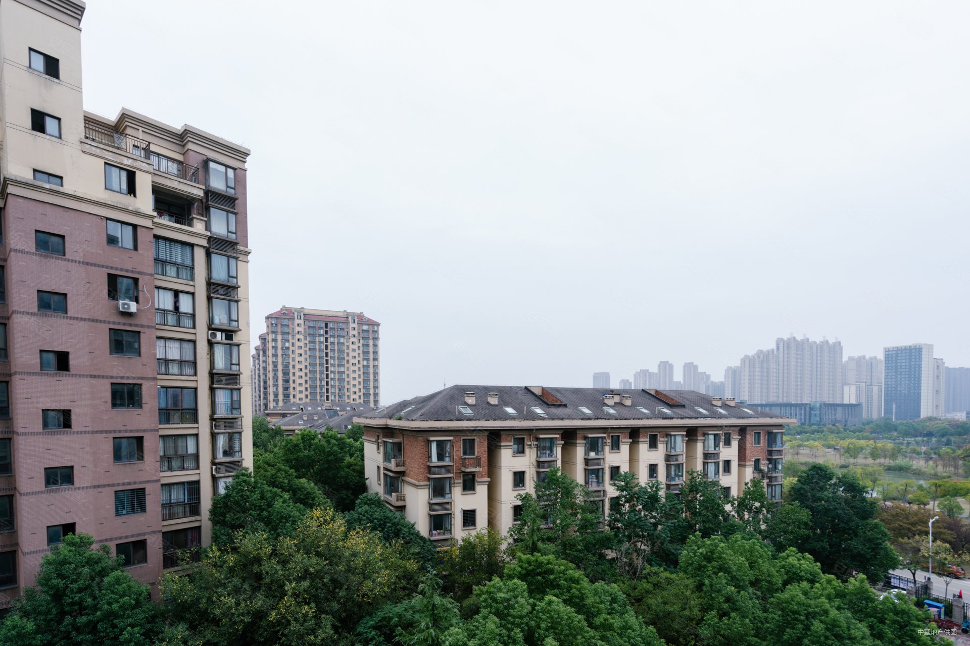 香槟小镇 洋房7楼 刚需两房户型 比邻四季花海 诚心出售,博威香山丽舍